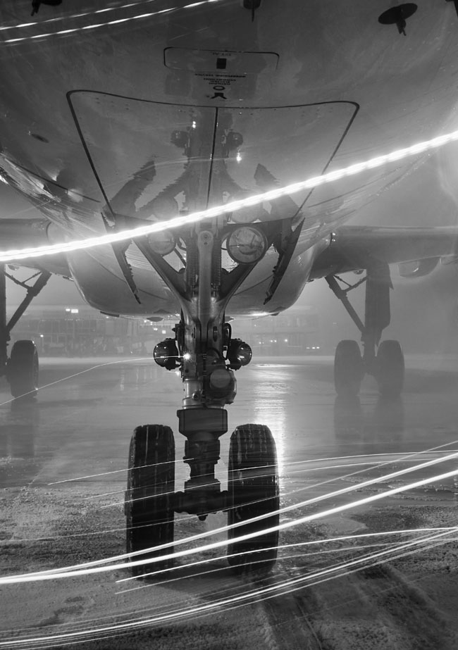 Flugzeug auf nasser Start- und Landebahn