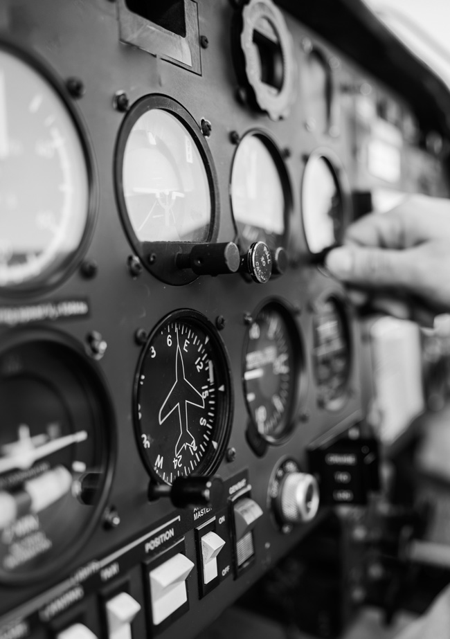Instrumente in einem Flugzeugcockpit
